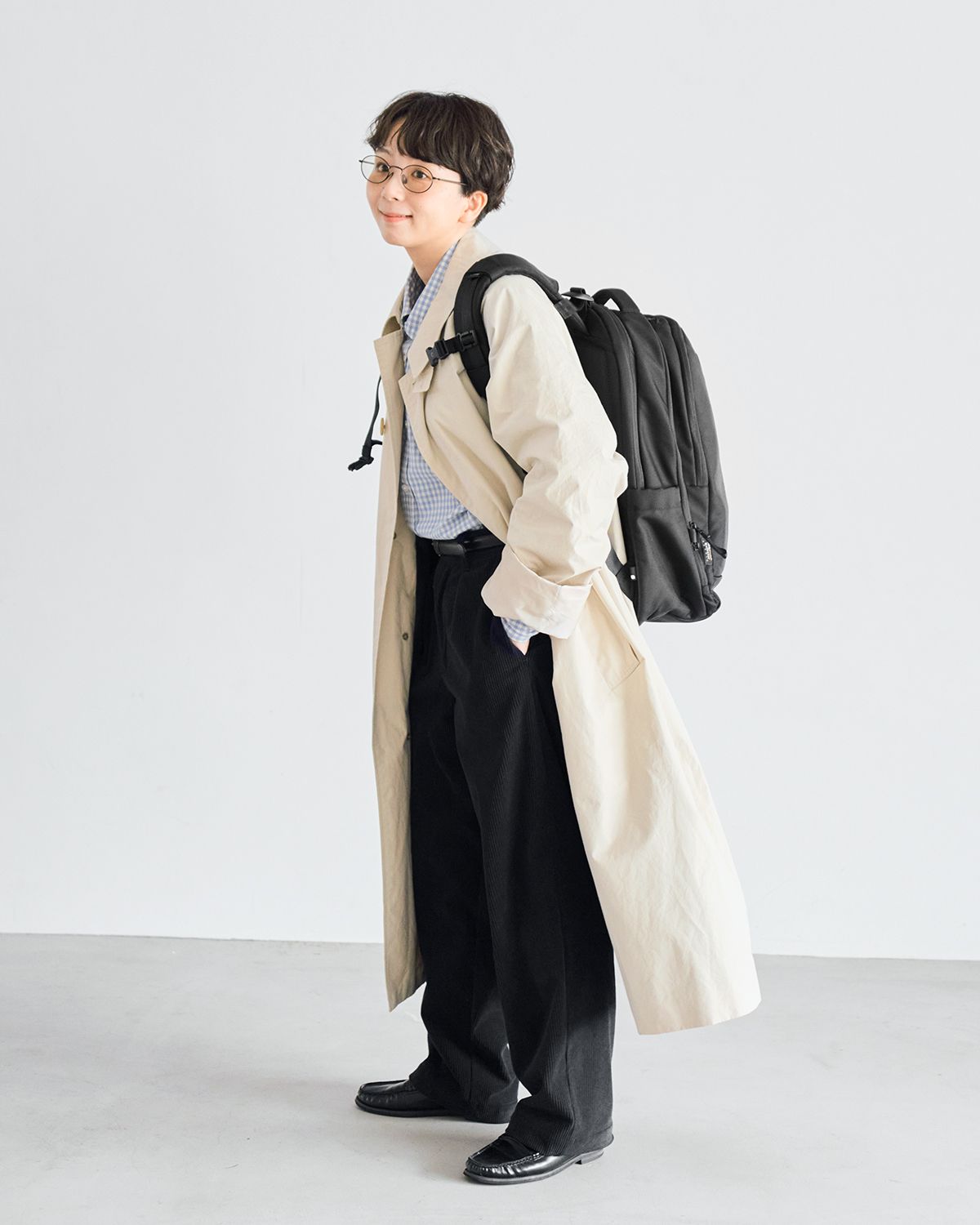 大人かわいい色や柄のアイテムを取り入れて、リュックの重い印象を軽減