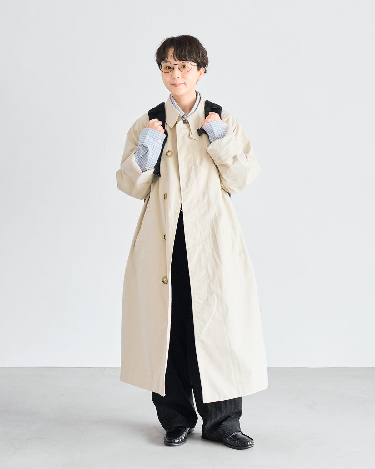 ベージュのロングコートはTARROW TOKYOのもの、春らしくもベーシックなデザインで、コーディネートを格上げ