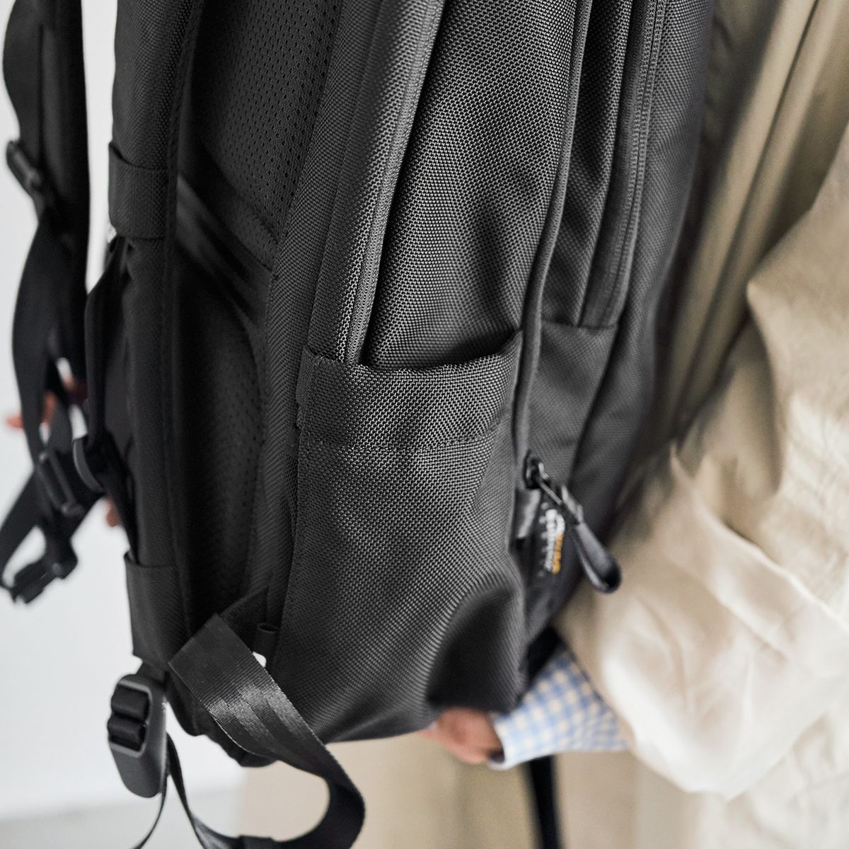 両サイドには、水筒やペットボトルを入れられるポケット付きで便利