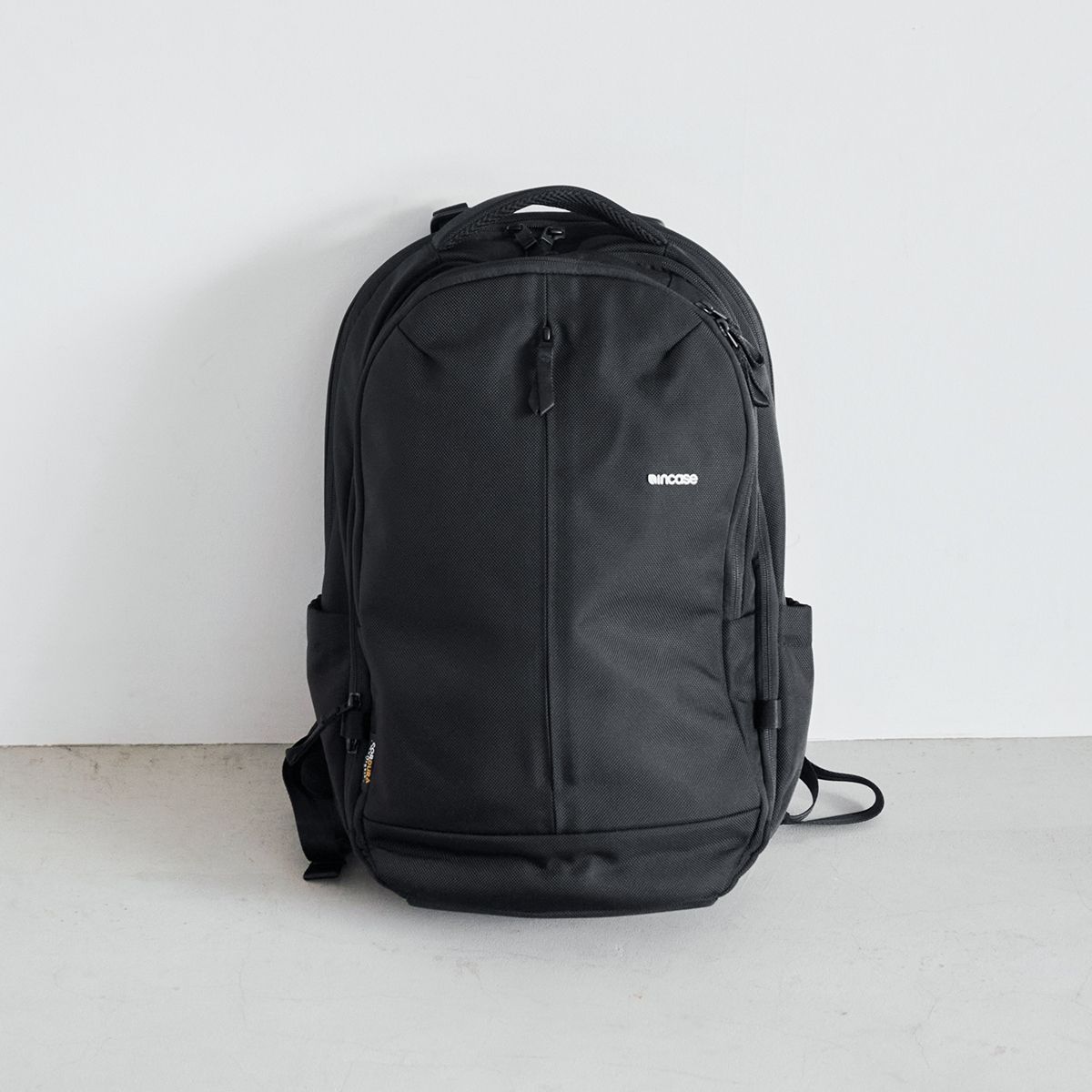 大容量で荷物がたっぷり入るIncase(インケース)〉のTracks Backpack 25L