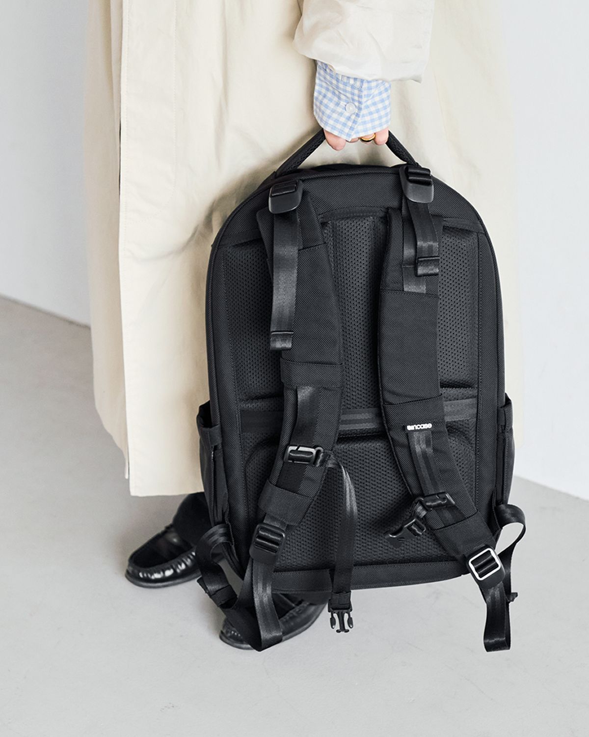 重さを分散し、疲れにくいショルダーストラップで、通勤中の肩の負担を軽減!