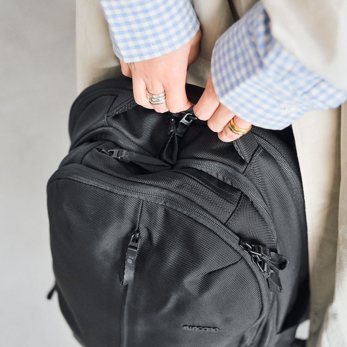 通勤に便利な3層構造のバッグで収納力抜群