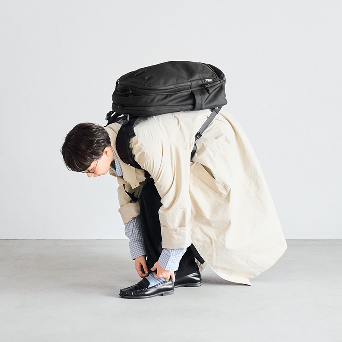 Mierのブルーチェックのシャツは、袖口からチラ見せしてカジュアルに、インケースのリュックは背負ったまましゃがんでも動きにくいのがうれしい