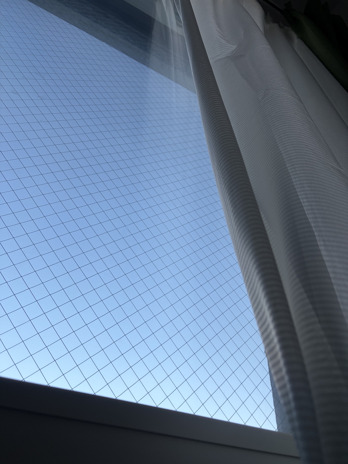 朝活スタート起床時の窓の青空