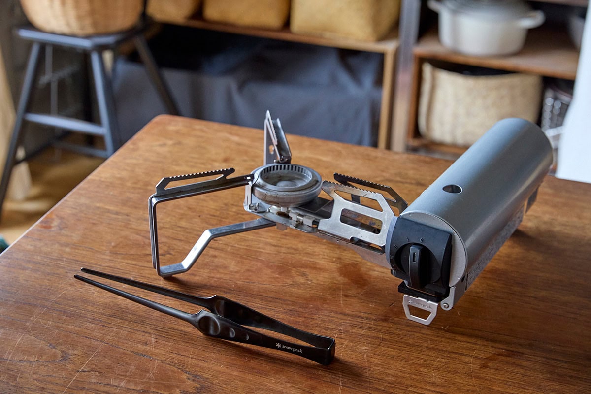 スノーピークのHOME&CAMP バーナー シルバーとピッツ