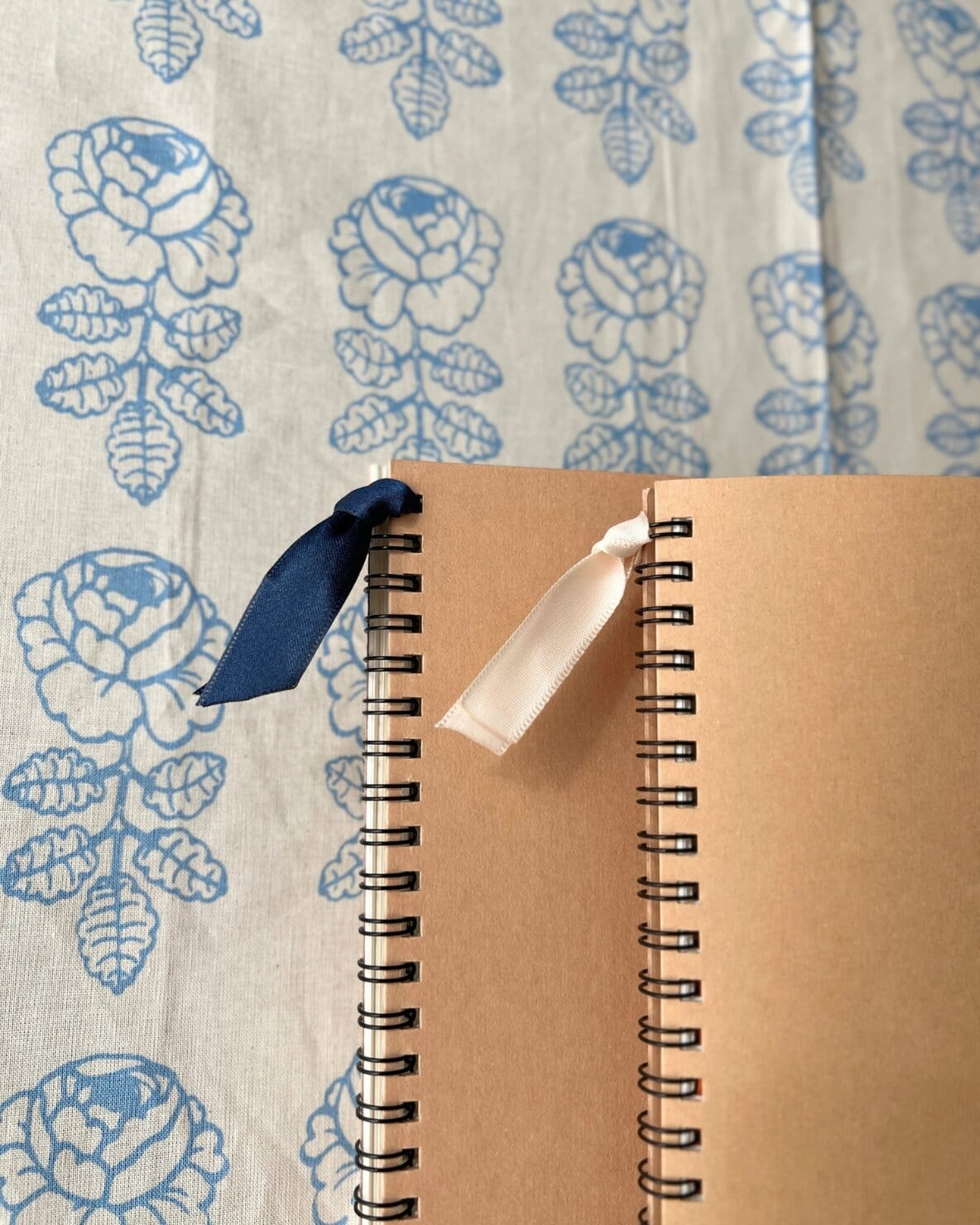 無印良品のスケッチブックの背表紙リング部分にきょうだい別にリボンをつけて