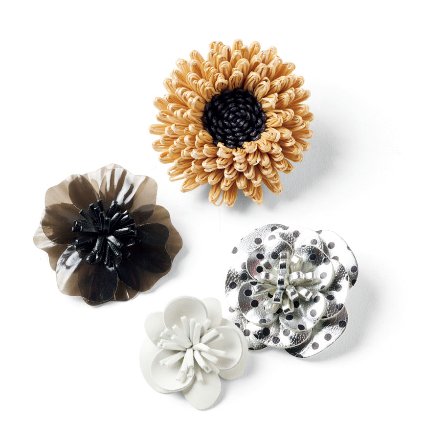 ジャケットにつけるだけで、一気にオケージョン感が高まる万能なピモンテのブローチ。