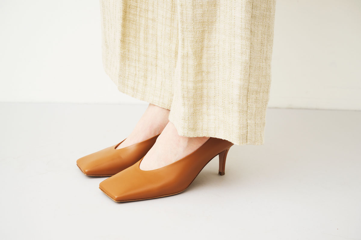 スクエアトゥでモード感も両立。