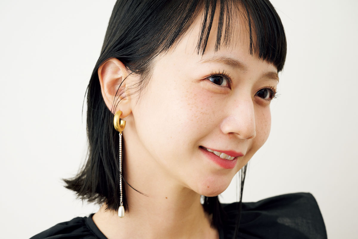 揺れ感のあるゴールドとパールが、顔まわりを明るくし、大人上品なきらめきをプラス。