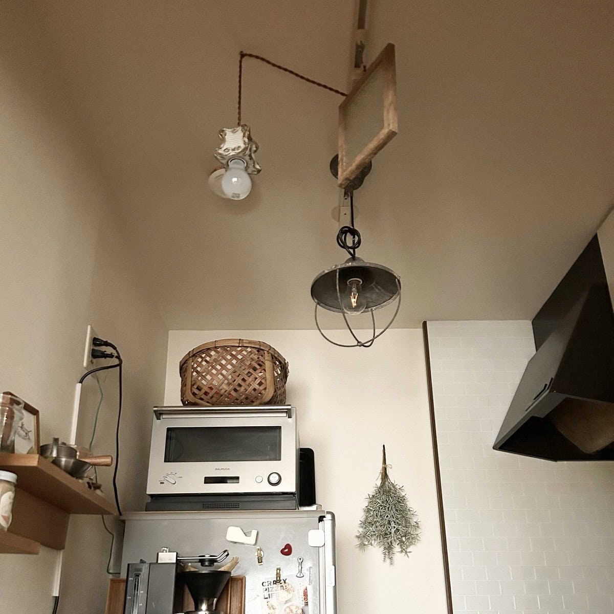 キッチンの照明器具と吊り下げたオブジェ