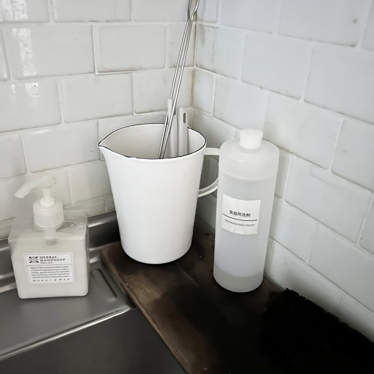 ブラシをお気に入りのピッチャーに忍ばせて飾りながら使う様子