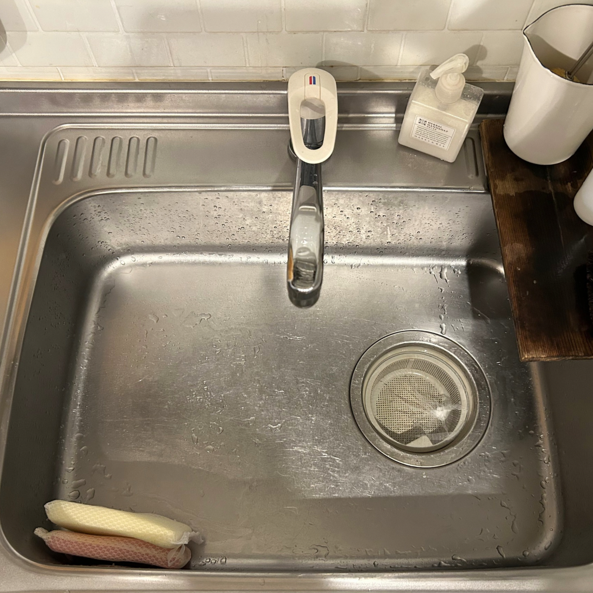 食器洗い用スポンジをシンクの死角に配置した様子