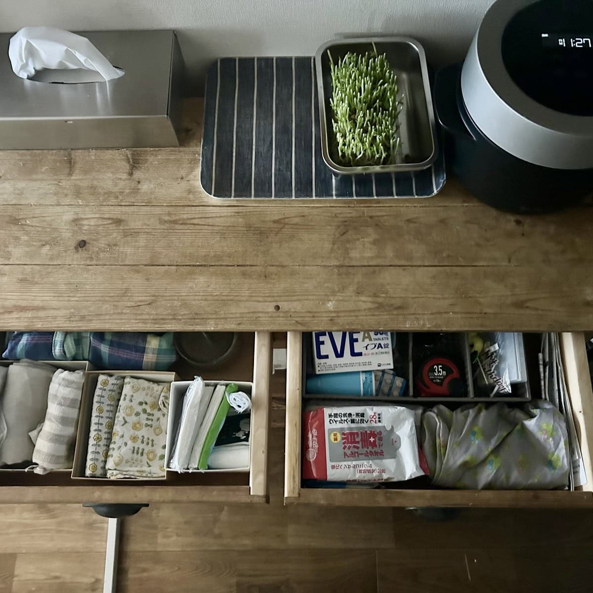 薬やこまごました日用品を引き出しにまとめた様子