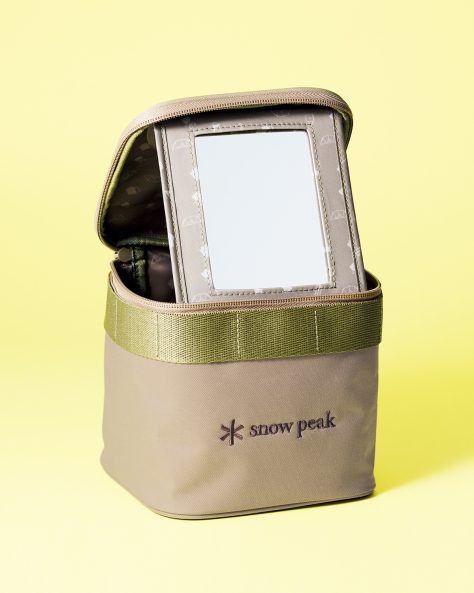 リンネル2026年6月号増刊付録「スノーピーク」×高山 都さん「ミラーが取り外せる大きなバニティポーチ」