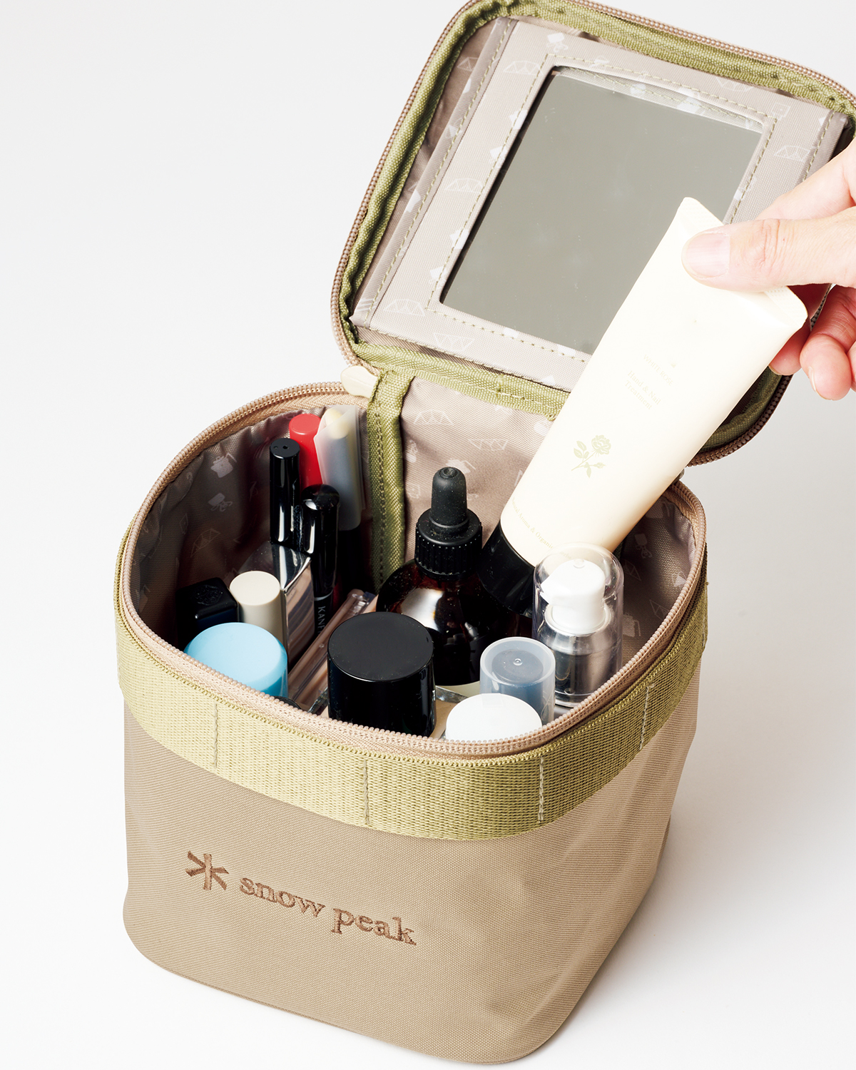 リンネル2026年6月号増刊付録「スノーピーク」×高山 都さん「ミラーが取り外せる大きなバニティポーチ」コスメの収納にぴったり