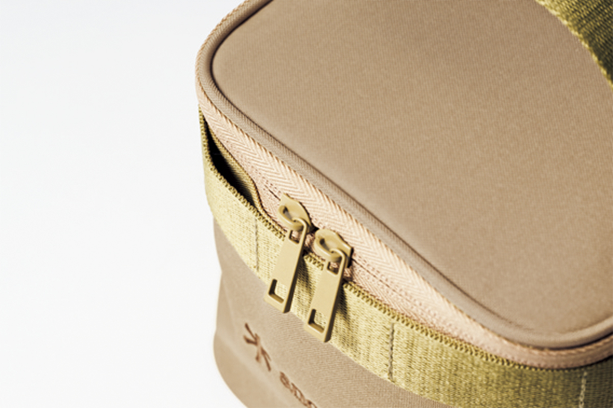 リンネル2026年6月号増刊付録「スノーピーク」×高山 都さん「ミラーが取り外せる大きなバニティポーチ」テープは着脱できて便利