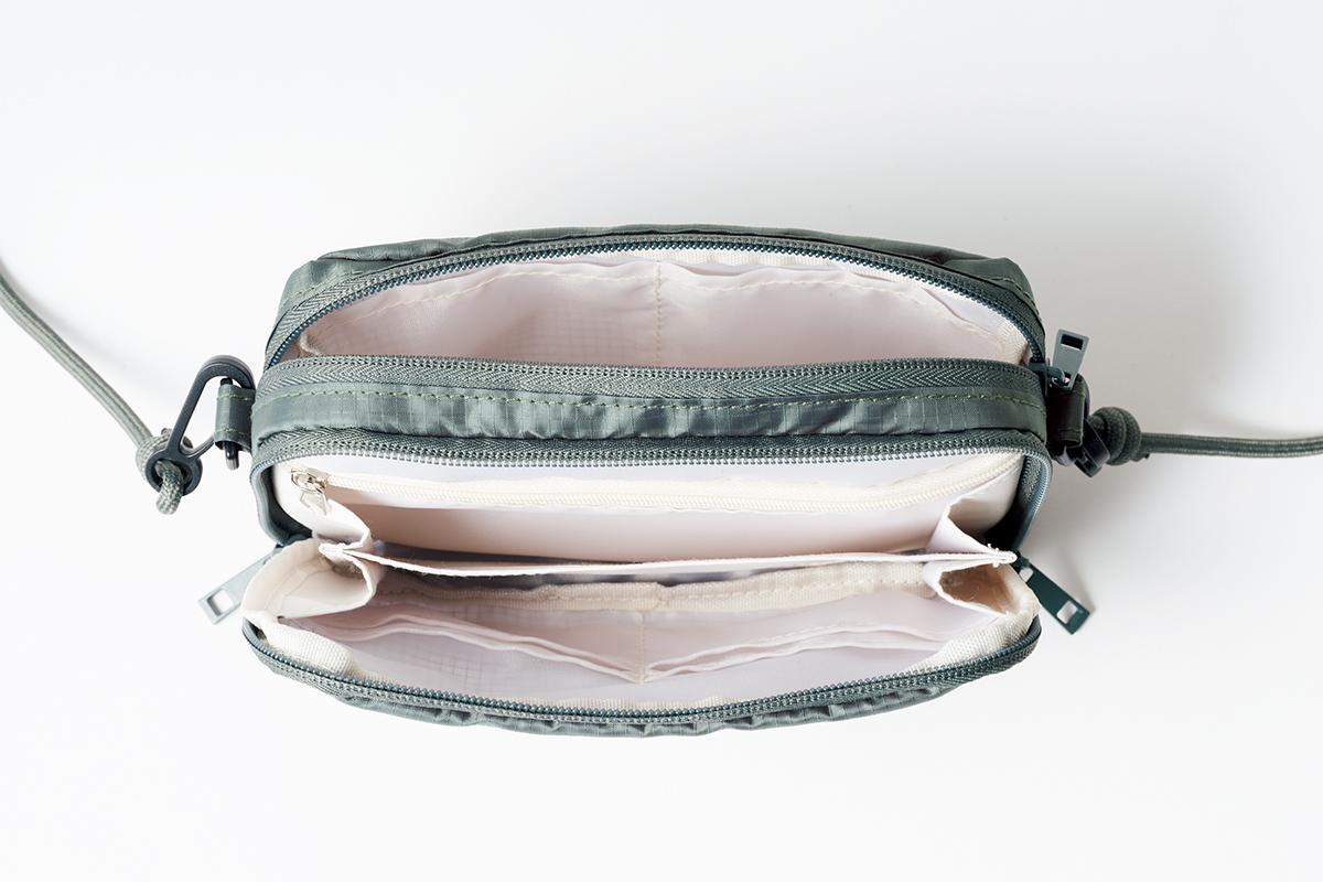 リンネル2026年6月号付録「スノーピーク」×高山 都さん「たっぷり収納力のお財布ショルダーバッグ」お財布部分とポーチ部分には、それぞれジップを装着。