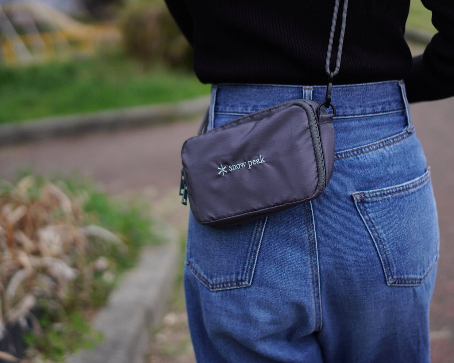 リンネル6月号付録スノーピークお財布ショルダーバッグはシンプルな装いにも合わせやすい