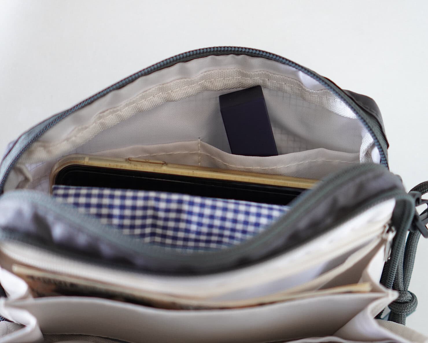 スノーピークお財布ショルダーバッグにスマホを入れてみる