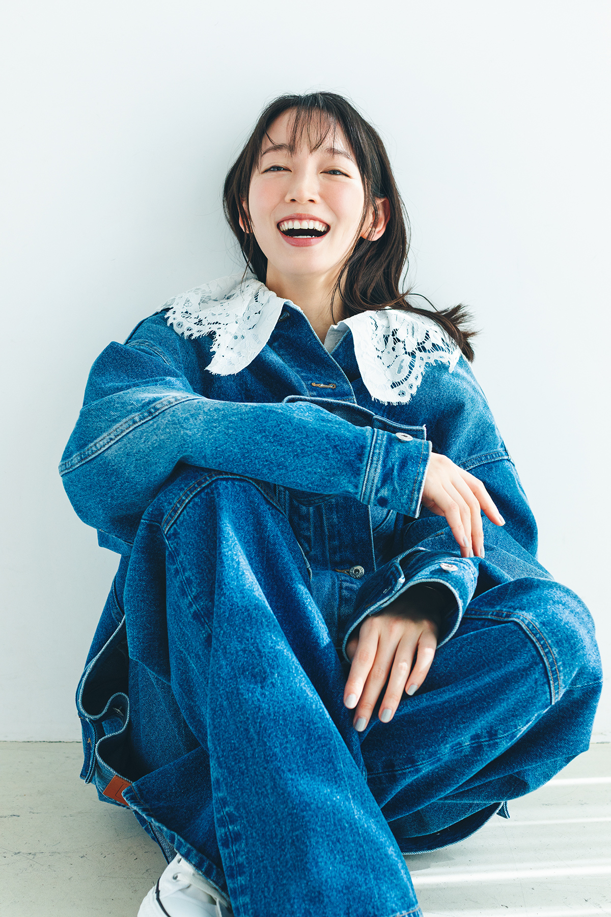 吉岡里帆さんのデニムオンデニムにレースを合わせたコーディネート リンネル2026年5月号表紙インタビュー