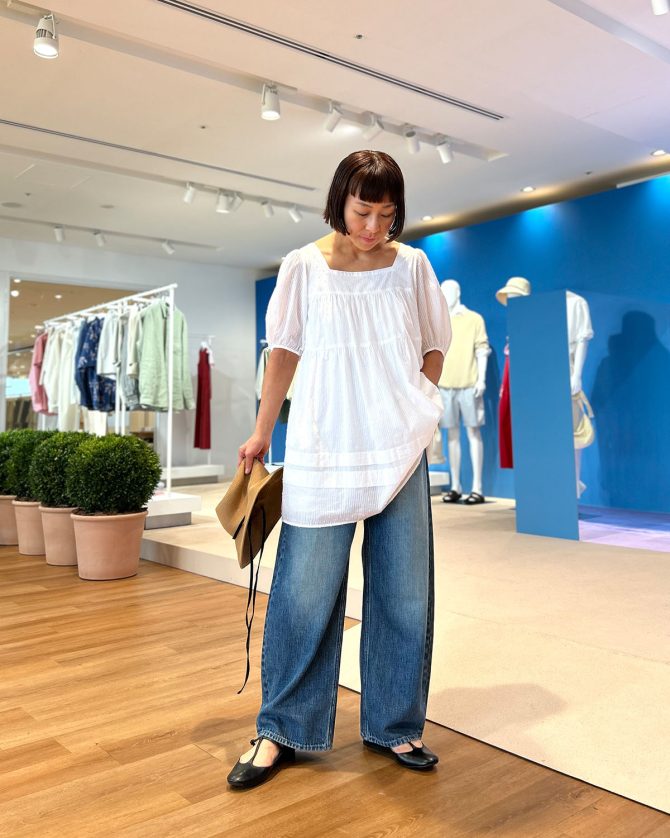 ユニクロのバギーカーブジーンズを着こなし