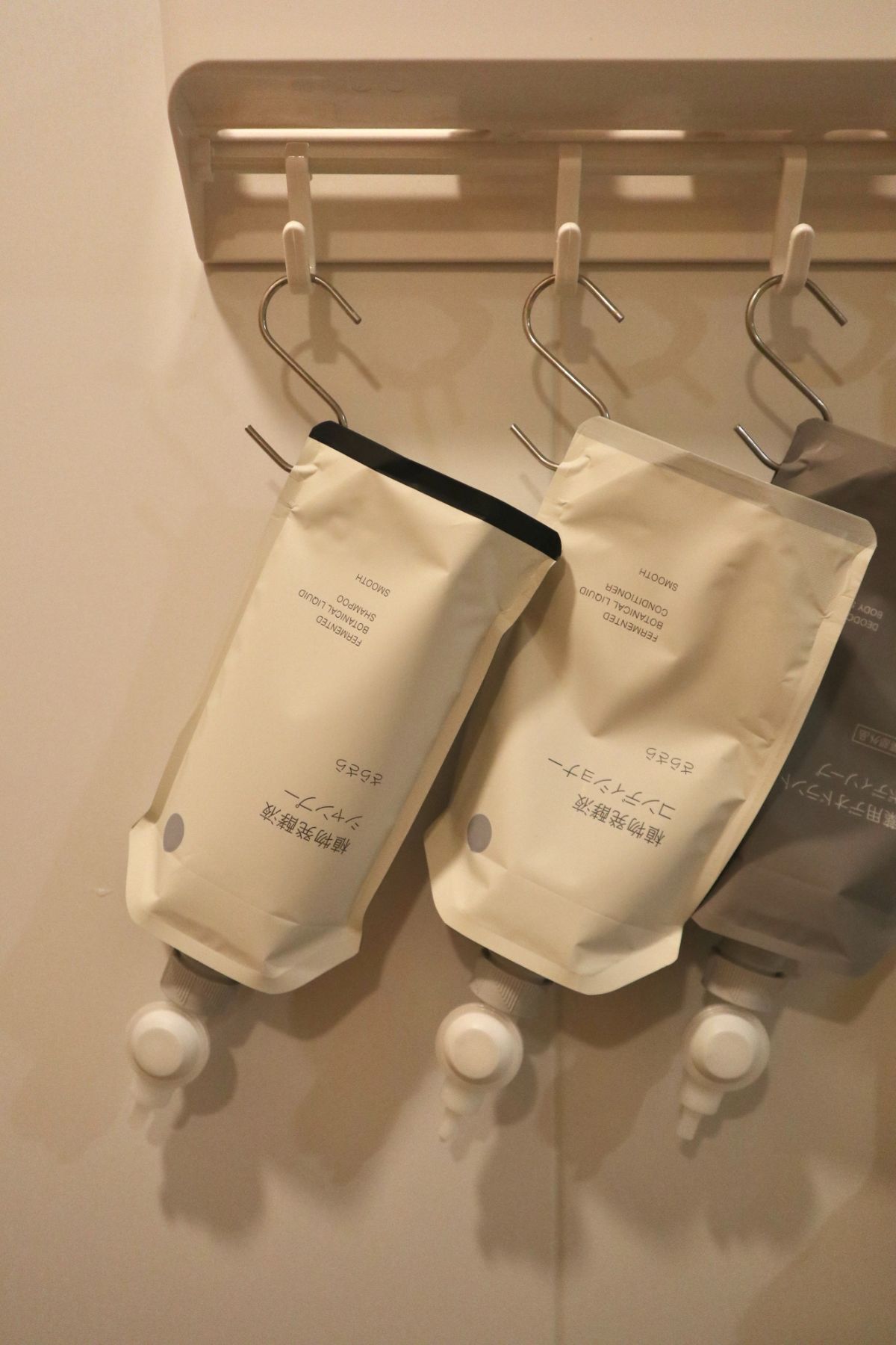 無印良品の植物発酵液 シャンプー 詰替え用を吊り下げて使用