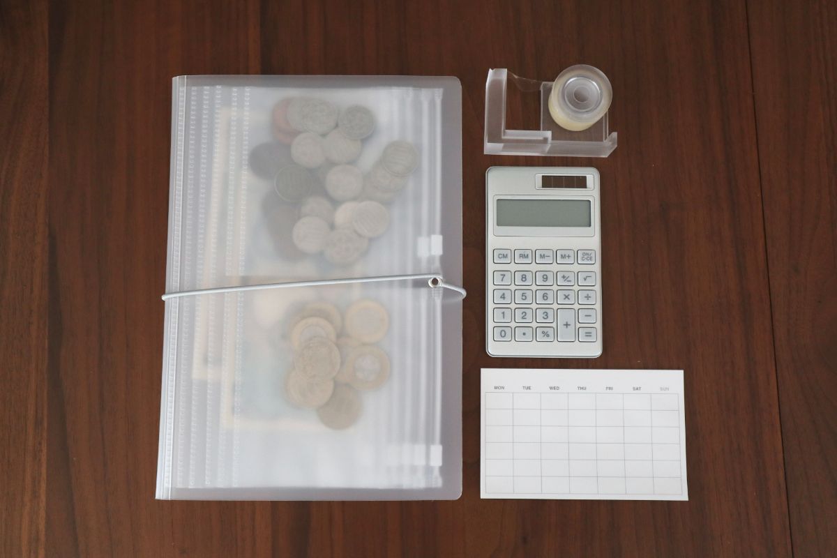 無印良品のポケットホルダー、電卓、付箋紙、アクリルテープディスペンサー