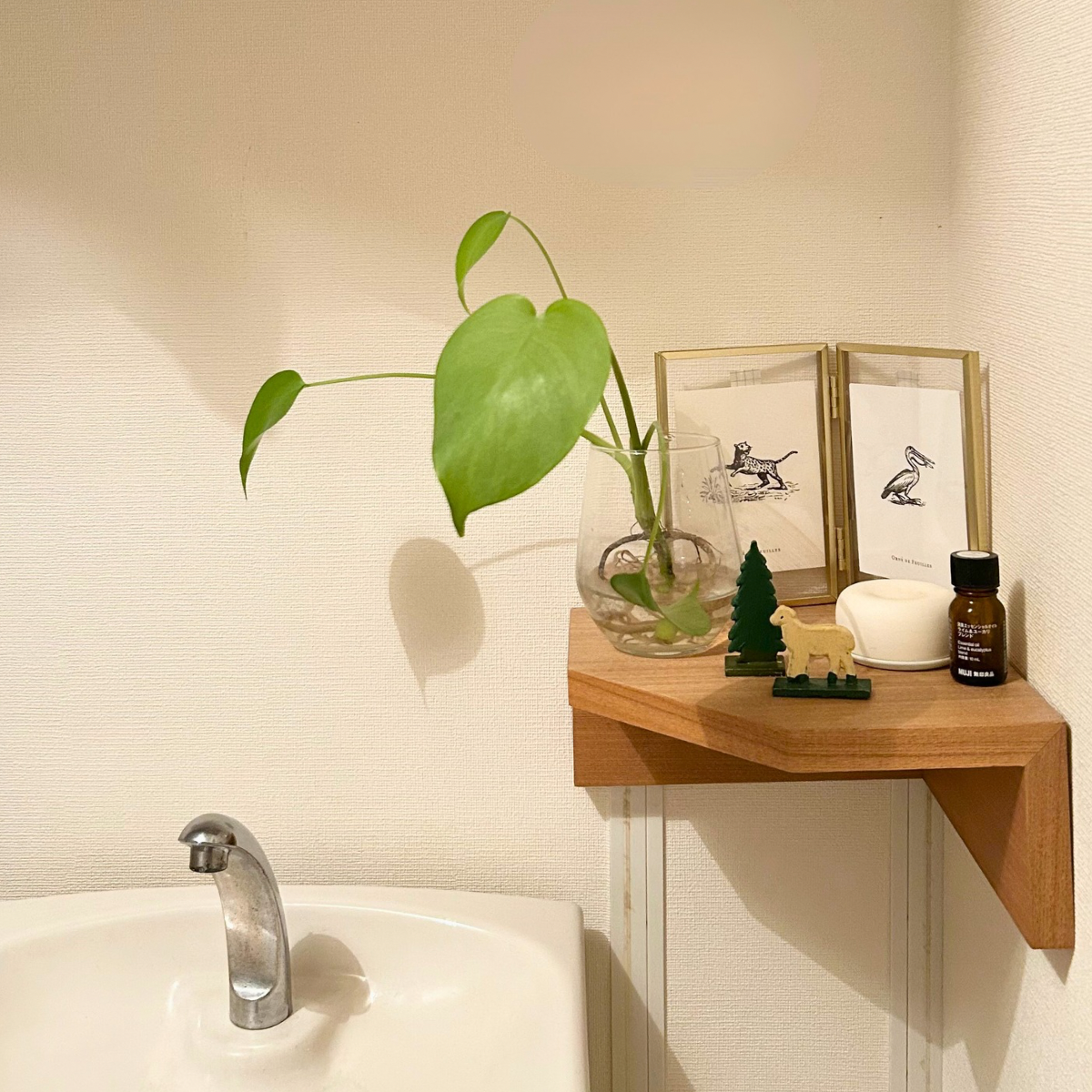 トイレのコーナーに無印良品の壁に付けられる家具を設置