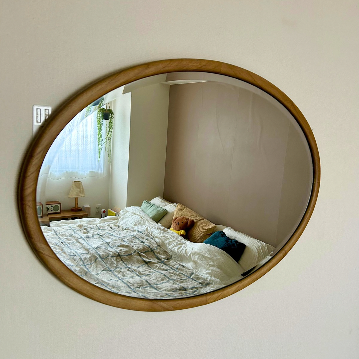 大きなミラーを壁掛け