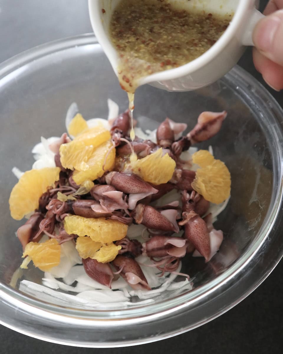 新玉ねぎとホタルイカと八朔のマリネの材料を全て和える