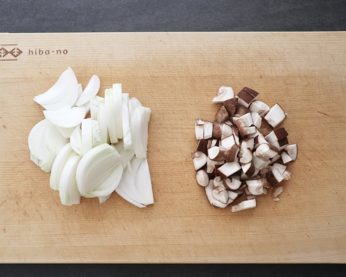 ポタージュの材料の新玉ねぎとしいたけをカットしたところ