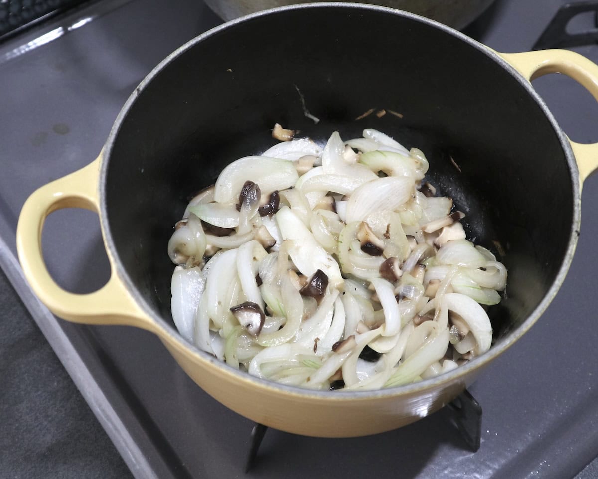 新玉ねぎとしいたけの牛乳ポタージュの具材を炒めているところ