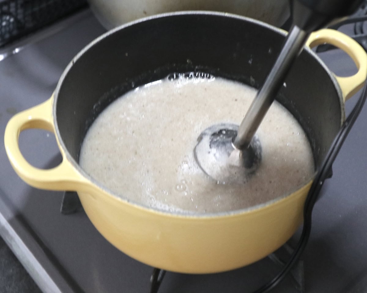 ポタージュづくりの過程 新玉ねぎとしいたけが煮えたらハンドブレンダーで撹拌