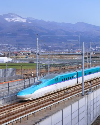 2026年3月26日（木）、北海道新幹線が開業10周年を迎えました！ 函館市生まれのリンネル暮らし部エディターSATOが、 新函館北斗駅がある「北斗市」のオススメを ＜景色＞＜温泉＞＜食＞に分けて３つご紹介します！