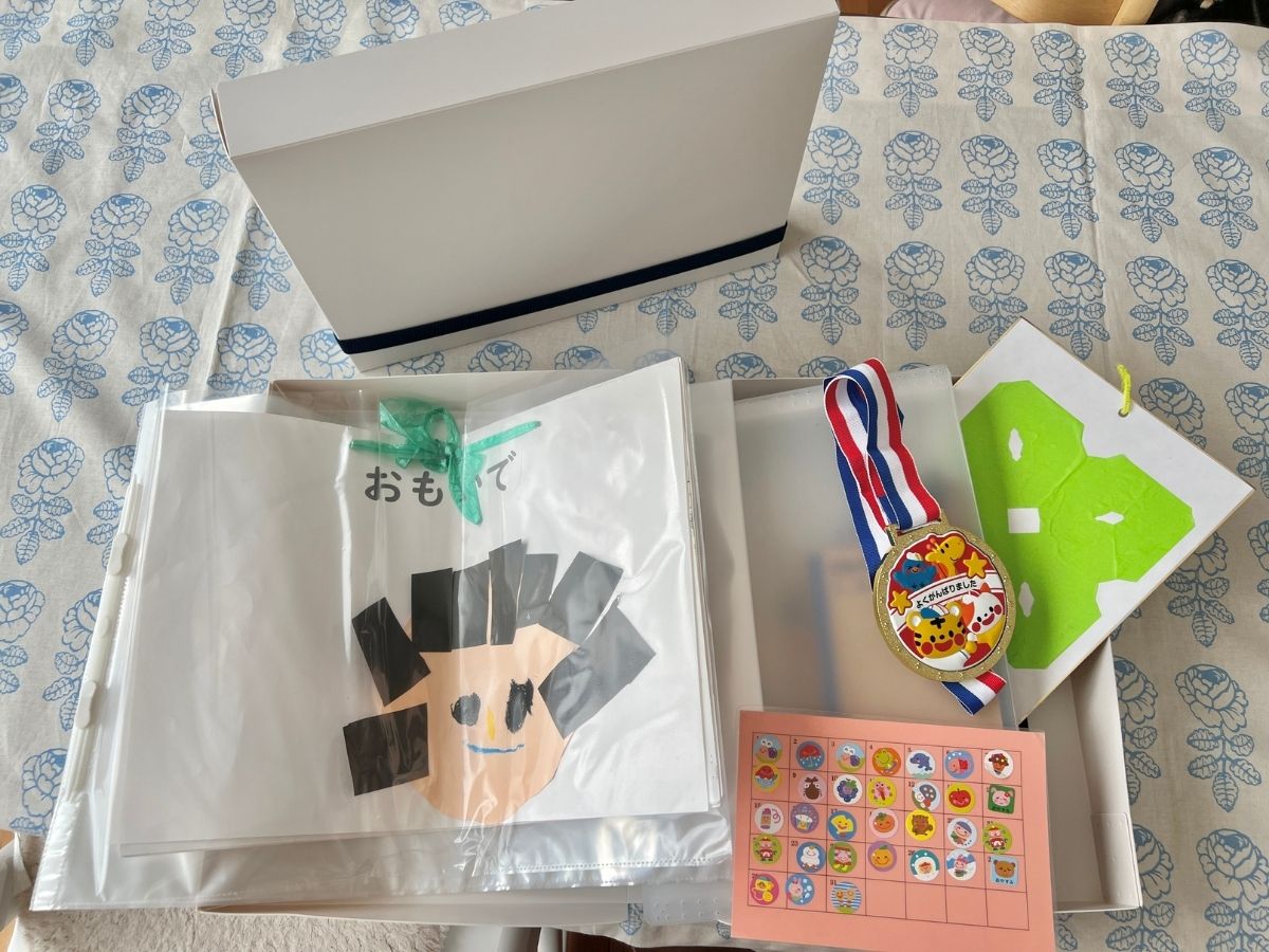 子どもが描いたイラストや運動会のメダルなどを入れた作品思い出ボックス