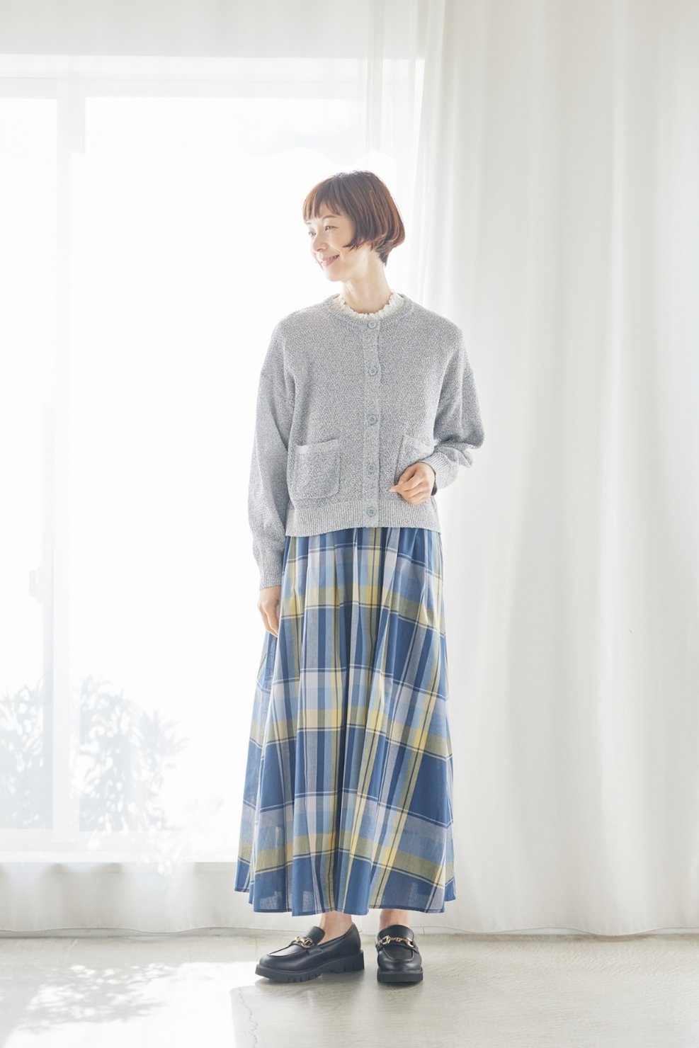 しまむらシーズンリーズンのカーディガン。カーディガン¥2,420、シャーリングレースプルオーバー¥1,419、チェックスカート¥2,189、その他 参考商品/すべてシーズン リーズン バイ リン アンド レッド(しまむら)