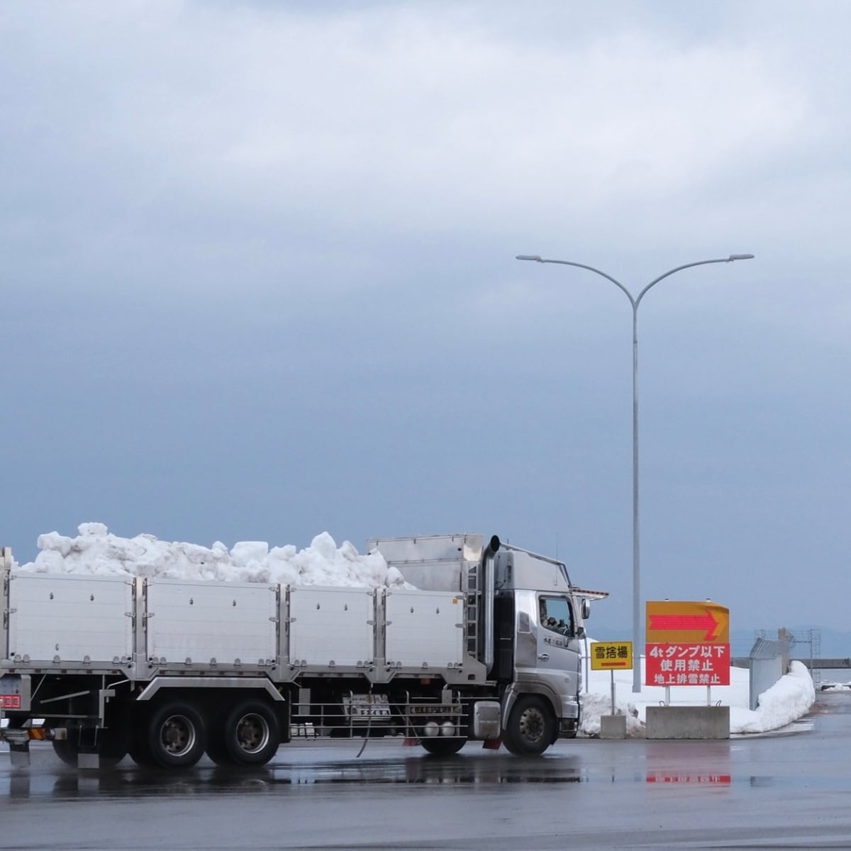 北のまほろば歴史館前で見かけた、青森の海の雪捨て場