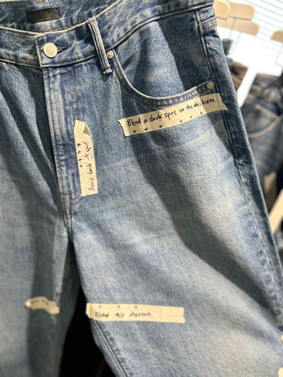 修正点を指摘する文字が書かれたデニム