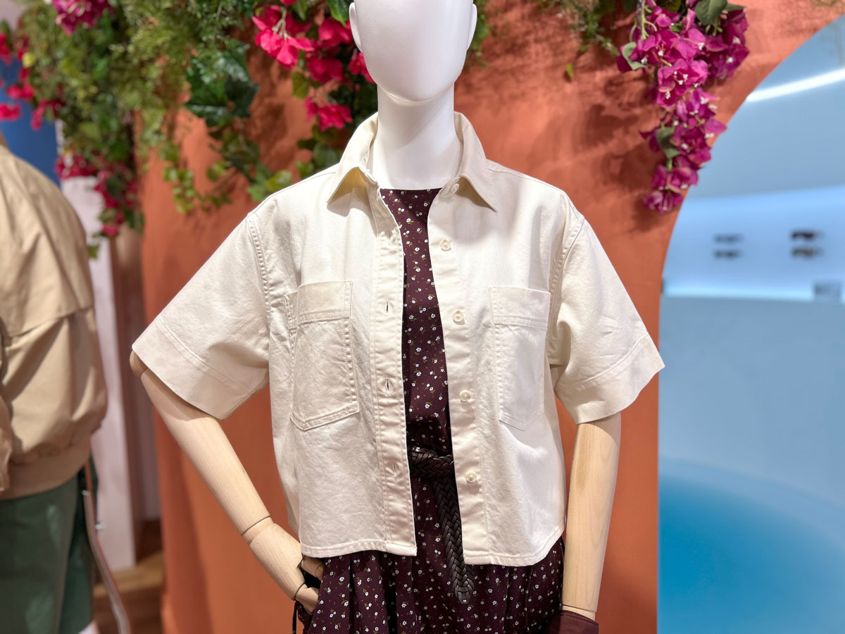 ユニクロのデニムボクシーシャツ。ナチュラルな雰囲気の白色も素敵