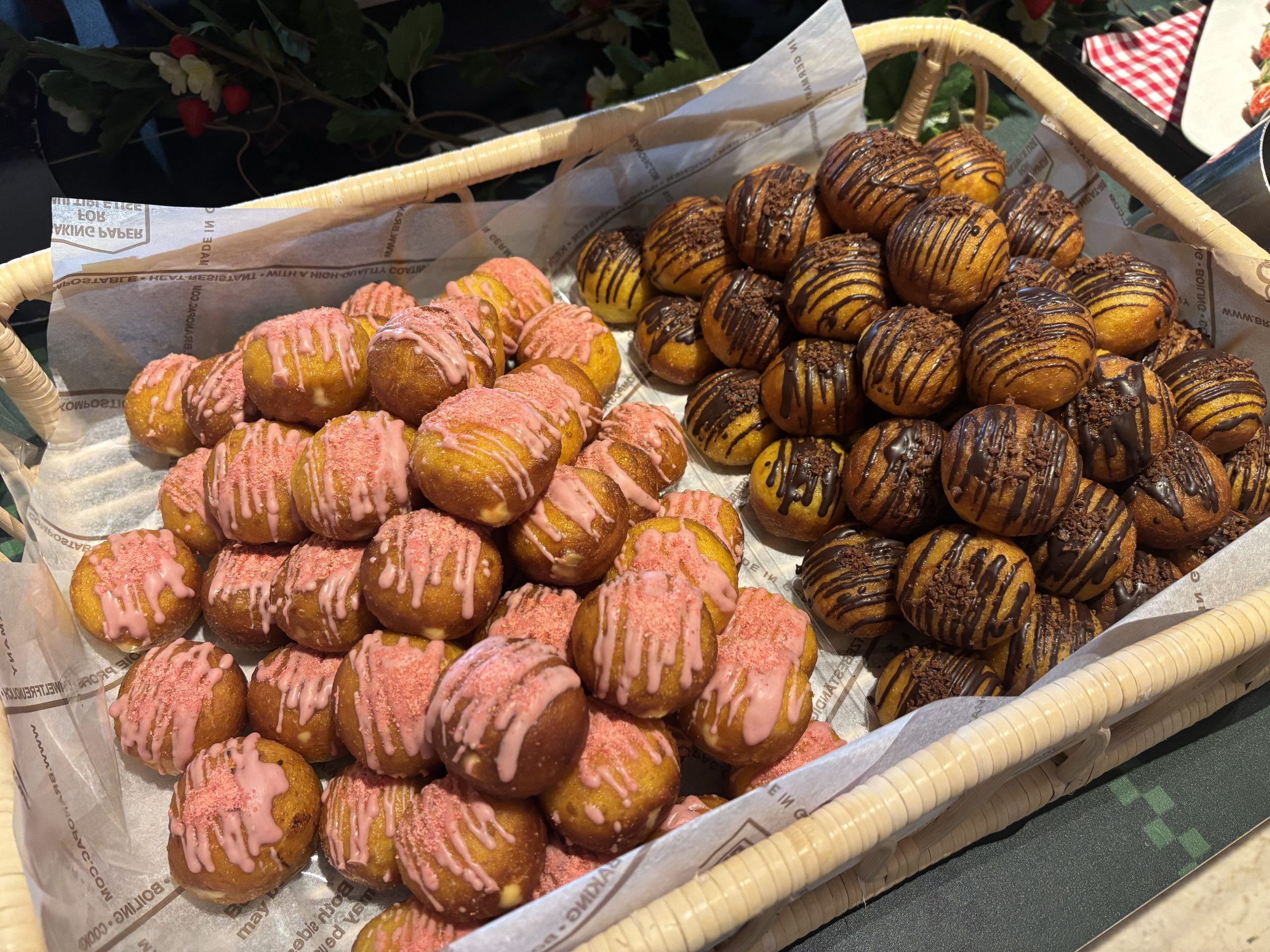 神戸ポートピアホテルのいちごスイーツブッフェ「ストロベリー・ピクニック」のいちごドーナツ&チョコドーナツ