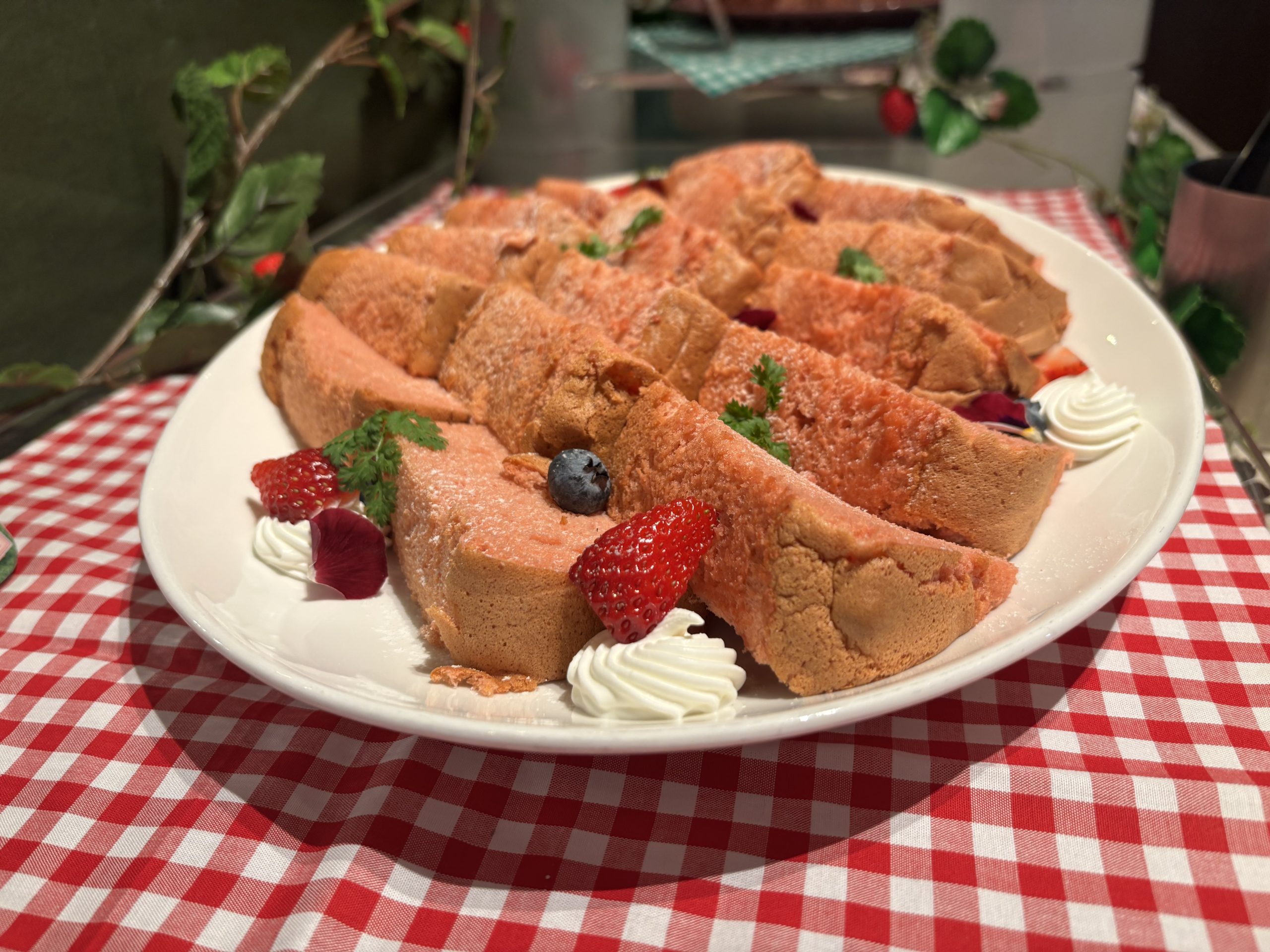 神戸ポートピアホテルのいちごスイーツブッフェ「ストロベリー・ピクニック」のいちごのシフォンケーキ