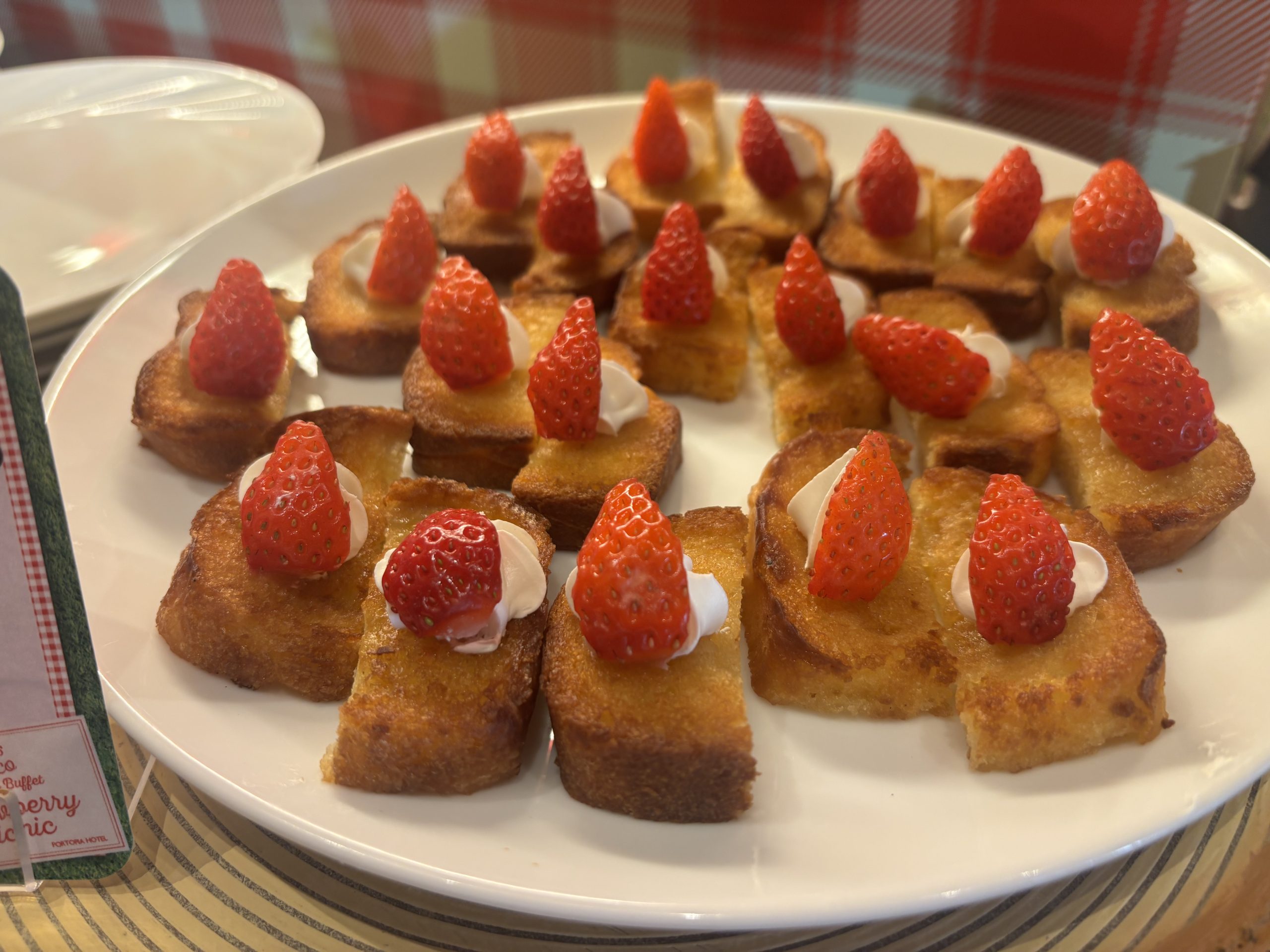 神戸ポートピアホテルのいちごスイーツブッフェ「ストロベリー・ピクニック」のいちごのフレンチトースト