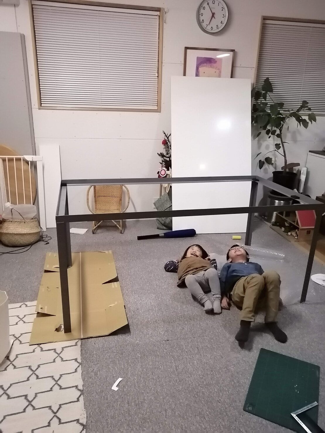 ハーフメイドテーブル用にtoolboxで注文した鉄脚を下から眺める子どもたち