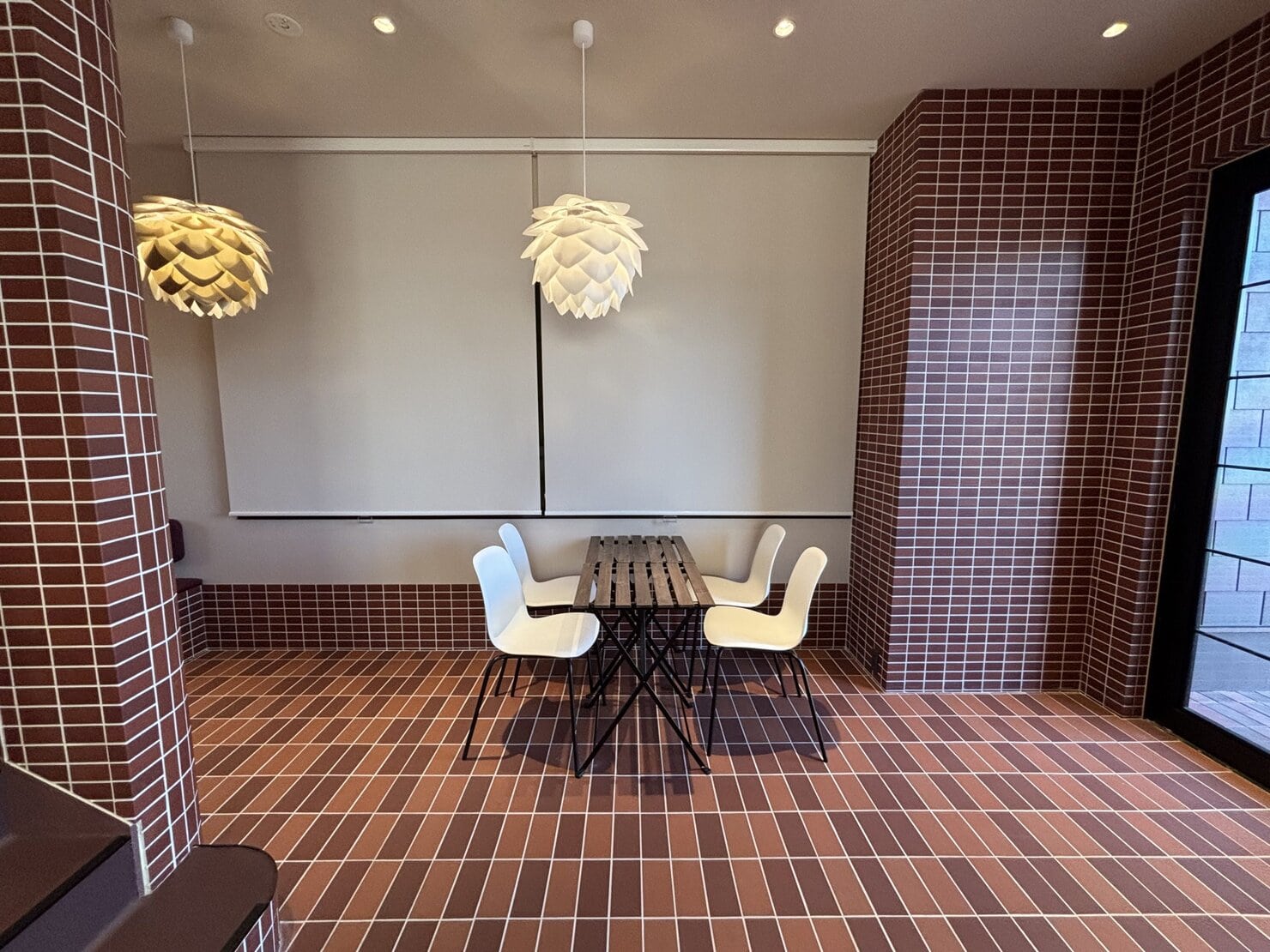 シルコッテ店内はお汁粉を連想する壁や床色