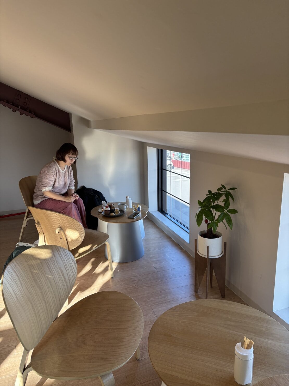 シルコッテ2階窓辺の席でスイーツタイム