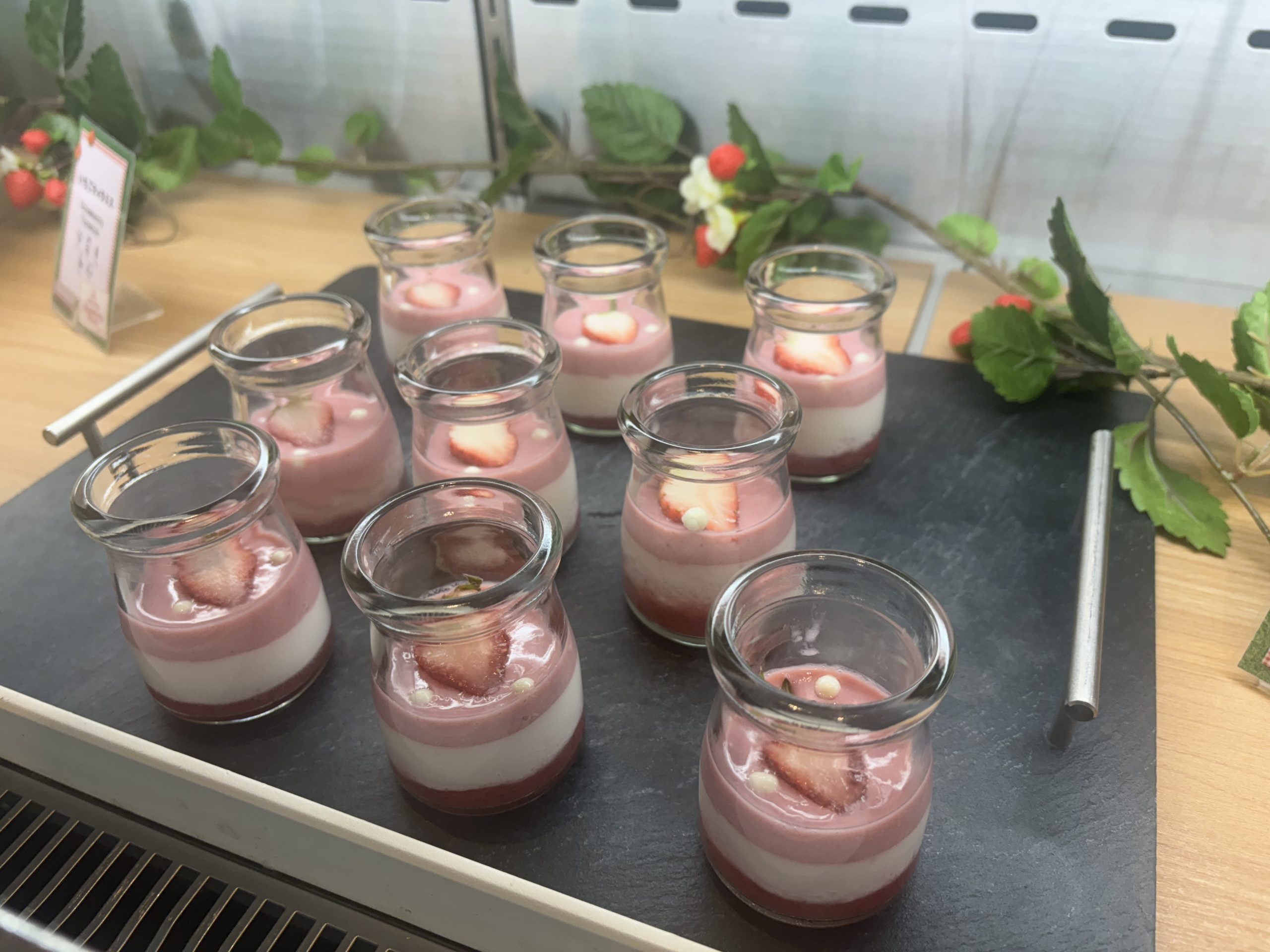 神戸ポートピアホテルのいちごスイーツブッフェ「ストロベリー・ピクニック」のいちごミルクプリン