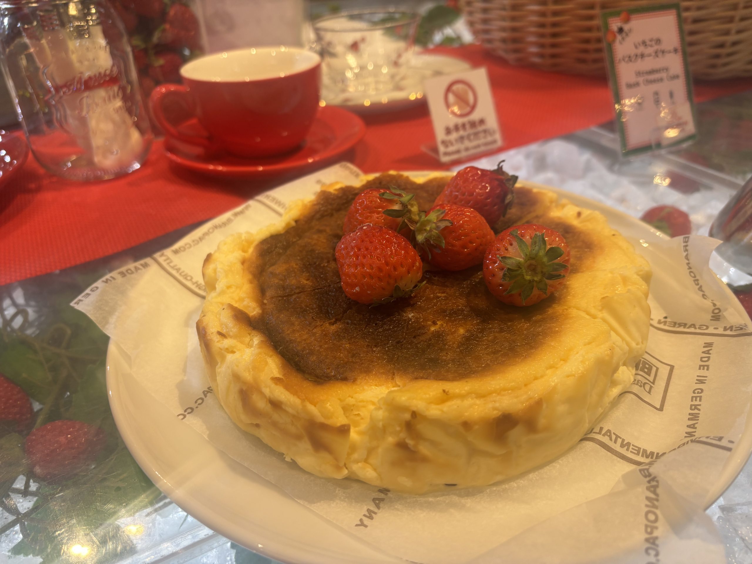 神戸ポートピアホテルのいちごスイーツブッフェ「ストロベリー・ピクニック」のいちごのバスクチーズケーキ