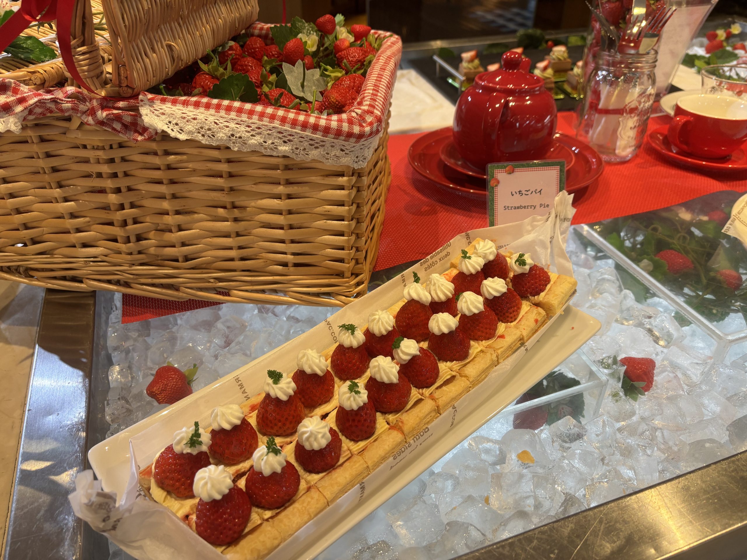 神戸ポートピアホテルのいちごスイーツブッフェ「ストロベリー・ピクニック」のいちごのパイ