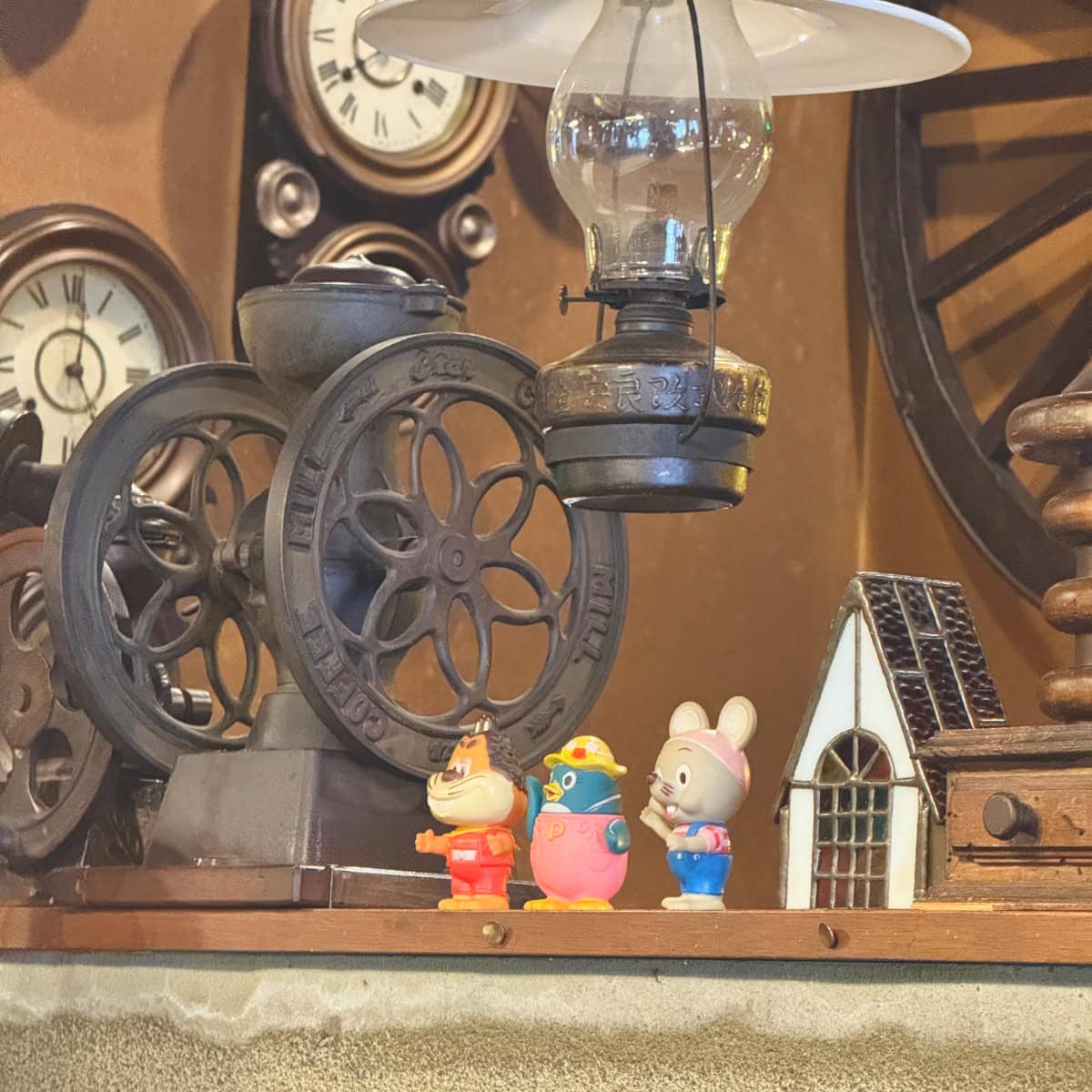 青森市でモーニングが楽しめる喫茶店「喫茶マロン」のレトロな店内