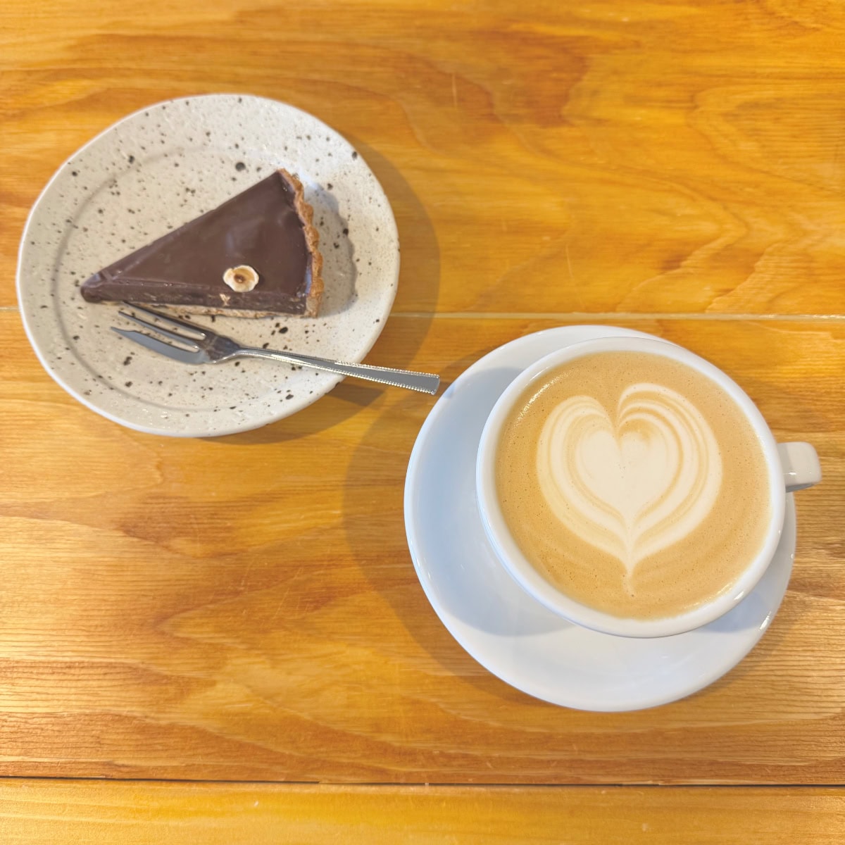 zilchのケーキとCOTOCOFFEEのカフェラテ